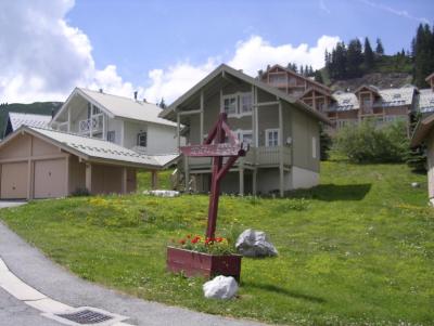 Vacances en montagne Les Chalets du Hameau - Flaine - Extérieur été