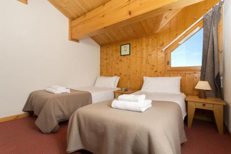 Holiday in mountain resort Les Chalets du Praz - La Plagne - Bedroom under mansard