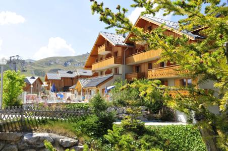 Vacances en montagne Les Chalets Goélia - La Toussuire - Extérieur été