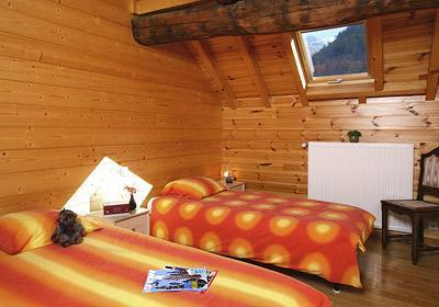 Holiday in mountain resort Maison Montagnarde Les Copains - Les 2 Alpes - Bedroom under mansard