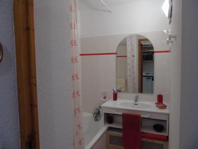 Holiday in mountain resort Studio cabin 4 people (327) - Melezets 2 - Valfréjus - Bath-tub