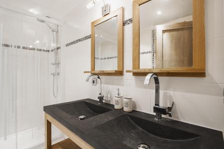 Holiday in mountain resort 3 room apartment sleeping corner 8 people (252) - Résidence Ariondaz - Courchevel - Bath-tub