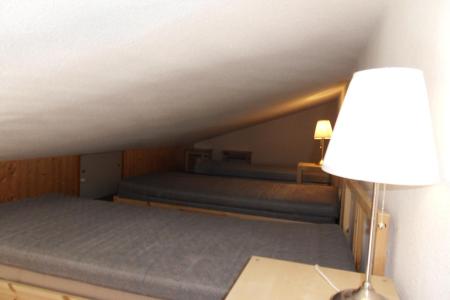 Holiday in mountain resort 2 room mezzanine apartment 5 people (48) - Résidence Carène - La Plagne - Bedroom under mansard