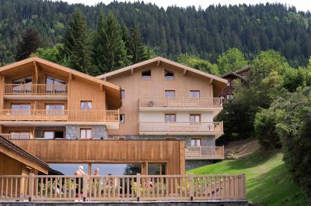 Vacances en montagne Résidence CGH les Chalets de Jouvence - Les Carroz - Extérieur été