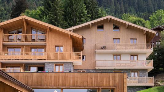 Vacances en montagne Résidence CGH les Chalets de Jouvence - Les Carroz - Extérieur été