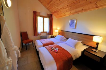 Holiday in mountain resort Résidence l'Adret - Serre Chevalier - Bedroom under mansard