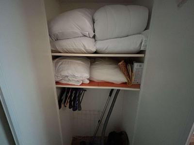 Holiday in mountain resort Studio sleeping corner 4 people (NOL002) - Résidence l'Izoard - Serre Chevalier - Cupboard