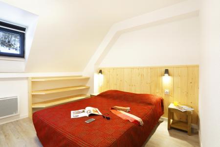 Holiday in mountain resort Résidence la Soulane - Peyragudes - Bedroom under mansard