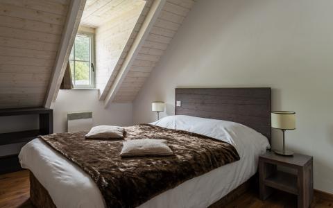 Holiday in mountain resort Résidence Lagrange le Clos Saint Hilaire - Saint Lary Soulan - Bedroom under mansard