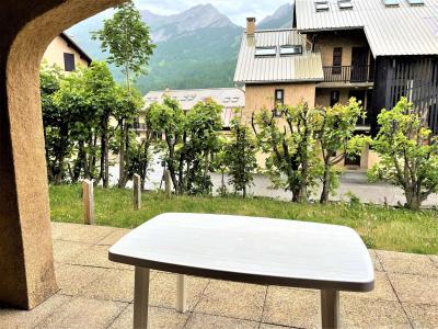 Rent in ski resort Apartment sleeping corner and cabin 4 people (LMO140) - Résidence le Pré Gambille - Serre Chevalier - Summer outside