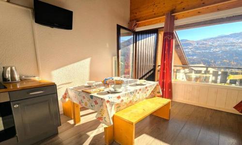Holiday in mountain resort 2 room apartment 4 people (39m²) - Résidence Les Anémones - Pelvoux - Living room