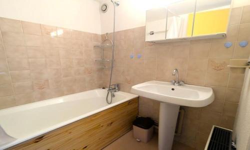 Holiday in mountain resort 2 room apartment 4 people (39m²) - Résidence Les Anémones - Pelvoux - Bathroom