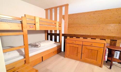 Holiday in mountain resort 2 room apartment 4 people (39m²) - Résidence Les Anémones - Pelvoux - Bedroom