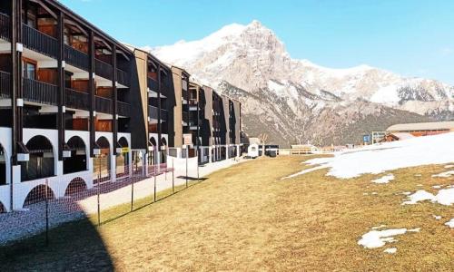 Rent in ski resort Studio 4 people (32m²) - Résidence Les Bancs - Puy-Saint-Vincent - Summer outside