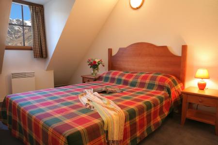 Holiday in mountain resort Résidence les Chalets d'Estive - Cauterets - Bedroom under mansard