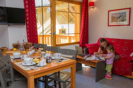 Holiday in mountain resort Résidence les Chalets de Belledonne - Saint Colomban des Villards - Living room