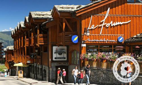 Аренда на лыжном курорте Résidence les Chalets du Forum - MH - Courchevel - летом под открытым небом