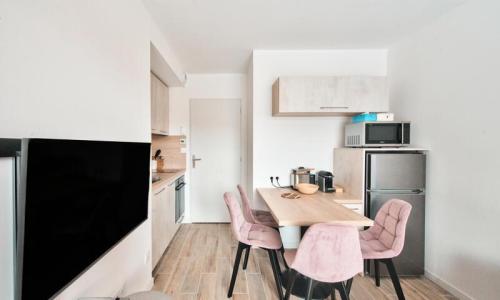 Rent in ski resort 2 room apartment 6 people (Budget 40m²) - Résidence Les Terrasses de Risoul - MH - Risoul - Living room