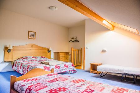 Holiday in mountain resort Résidence Plein Soleil - La Norma - Bedroom under mansard