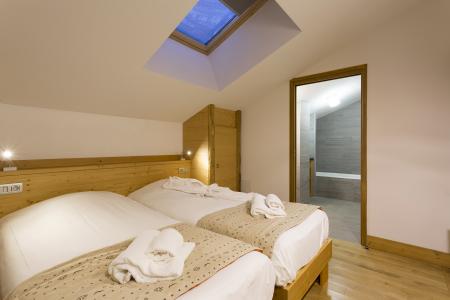 Holiday in mountain resort Résidence Santa Terra - Tignes - Bedroom under mansard