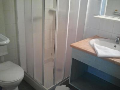 Holiday in mountain resort VVF Jura Les Rousses - Les Rousses - Shower room